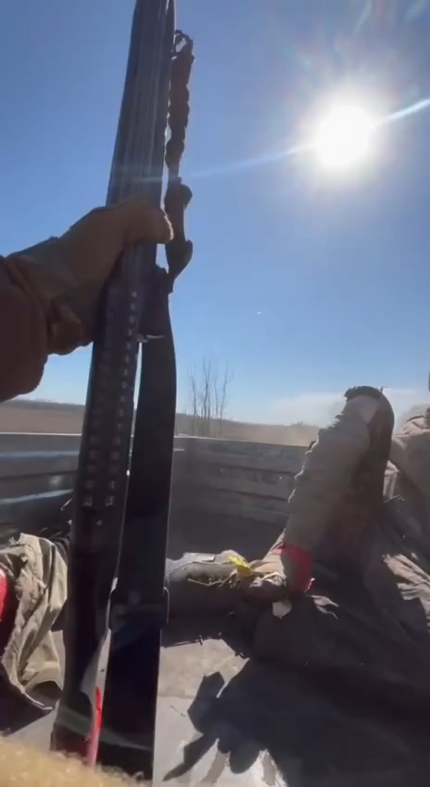 Während der Evakuierung fliegt der verletzte russische Soldat aus dem Rücken des Lastwagens, nachdem er eine Beule getroffen hatte. 2025 (unbekannte Region)