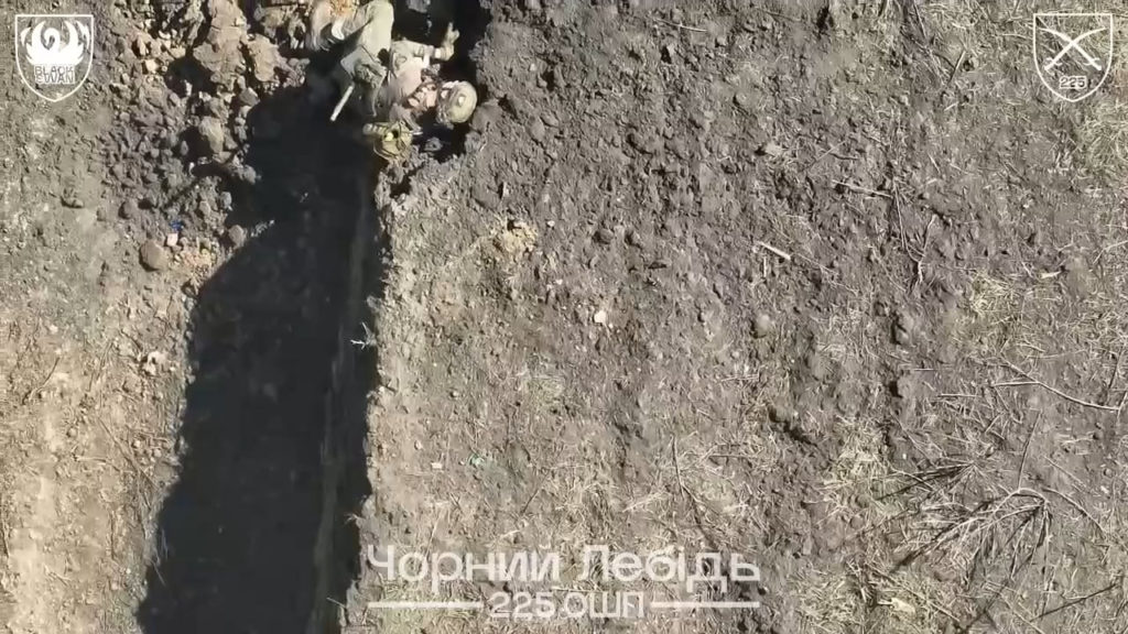 Russischer Soldat, der durch Drohnen-Drop-Granate in der Nähe von Pokrovsk aufgeblasen wurde [21.04.2025]