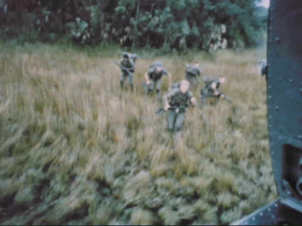 Huey Door Gunner fegt die Baumgrenze mit seinem M60, als eine langfristige Aufklärungspatrouille in Vietnam evakuiert wird