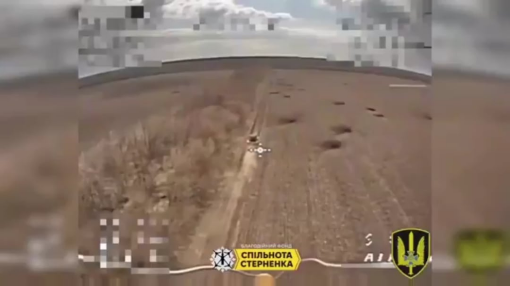 Eine unbekannte ukrainische Drohneneinheit schlägt drei russische Panzer mit FPV -Drohnen aus (schalten Sie den Geräusch nicht ein, sie haben eine schreckliche Wiedergabe von Down mit der Krankheit gewählt).