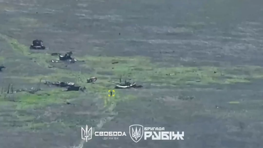 Eine Drohne der Rubizh-Brigade entdeckte einen russischen TM-62-Minen neben einem zerstörten Panzer und beschloss, den Stapel zu zerstören.
