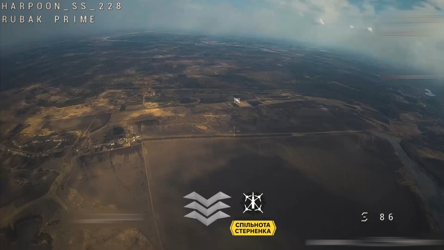 Hochauflösende Aufnahmen eines anderen russischen Lancet Uav, der von einem FPV-Piloten im Himmel über die Ukraine abgefangen wird.