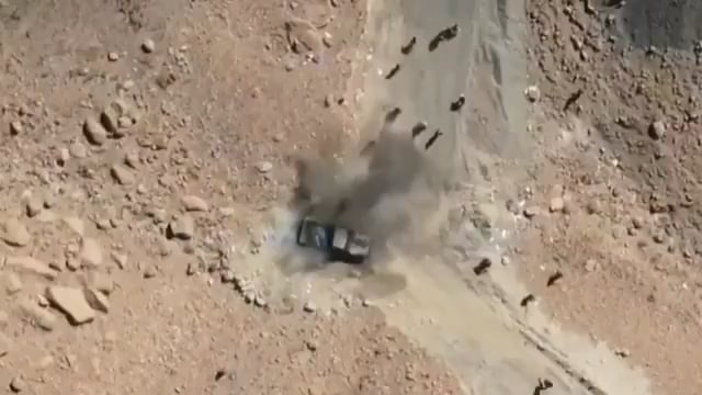 Die jemenitische Armee verwendet Drohnen, um Granaten auf den Houthis in Marib zu fallen.