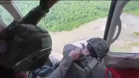 Luftfeuerung durch das indonesische Polizei mobiles Brigade Corps gegenüber Papuan Rebellen während des Betriebs, um den Leiter des Papua -Vertreters der Nationalen Menschenrechtskommission zu evakuieren.