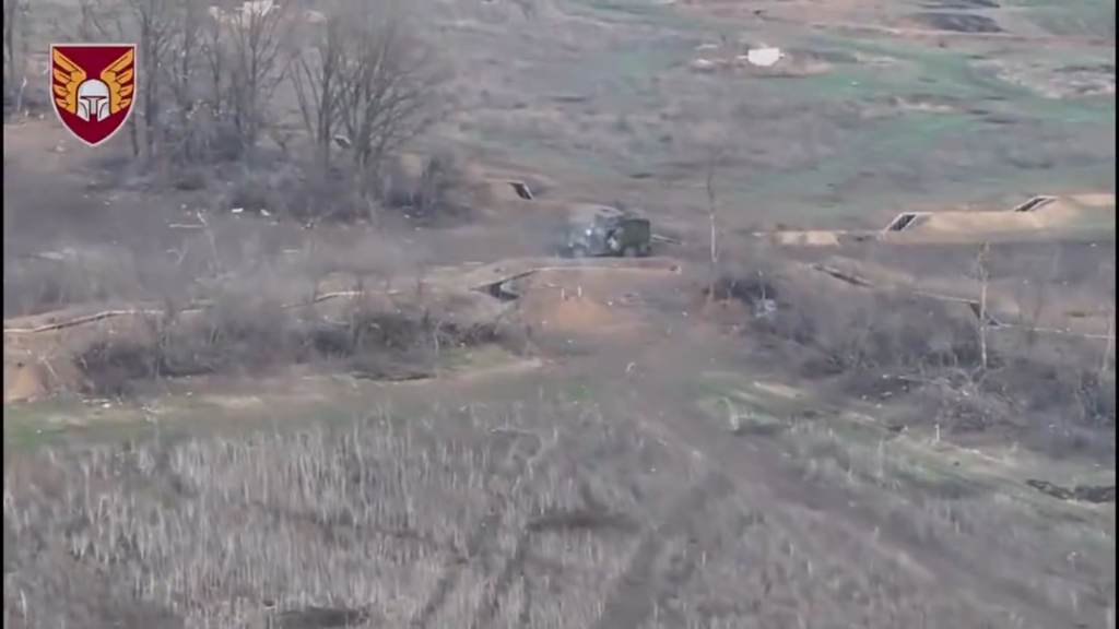 Der ukrainische Soldat warf TM-62-Mine in der Nähe von Andriivka in den russischen Bunker. 46. ​​Luftmobilbrigade. Ende März/April 2025. Khurakove Anweisung.