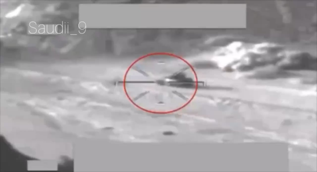 Saudi -Apache zielt auf das Houthis -Fahrzeug, das sich im Jemen an der Frontlinie bewegt
