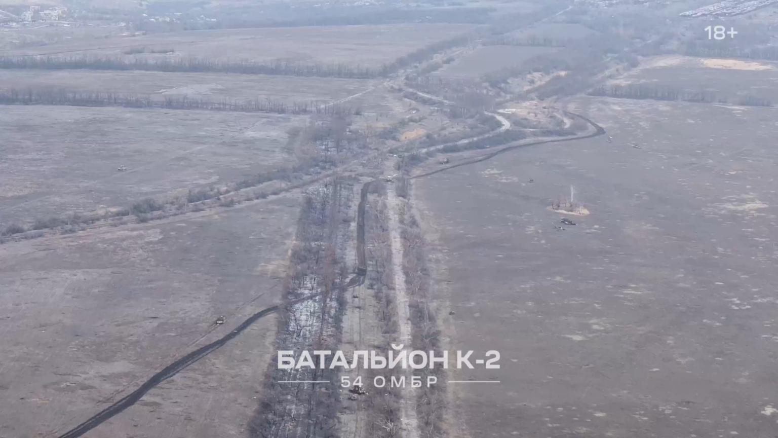 Das K2 -Bataillon der Ukraine zerstört einen stark gepanzerten russischen Panzer mit FPV -Drohnen und zielt auf die zurückziehenden Infanterie -Abläufe mit Artillerie im April 2025 ab