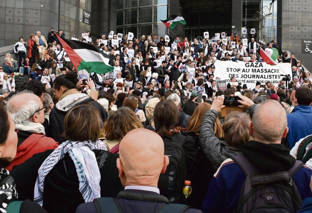 „Wenn du einen Journalisten tötest, soll es zum Schweigen gebracht werden“: eine Versammlung, um den in Gaza ermordeten palästinensischen Journalisten zu würdigen – Menschlichkeit "Wenn du einen Journalisten tötest, soll es zum Schweigen gebracht werden": eine Versammlung, um den in Gaza ermordeten palästinensischen Journalisten zu würdigen - Menschlichkeit