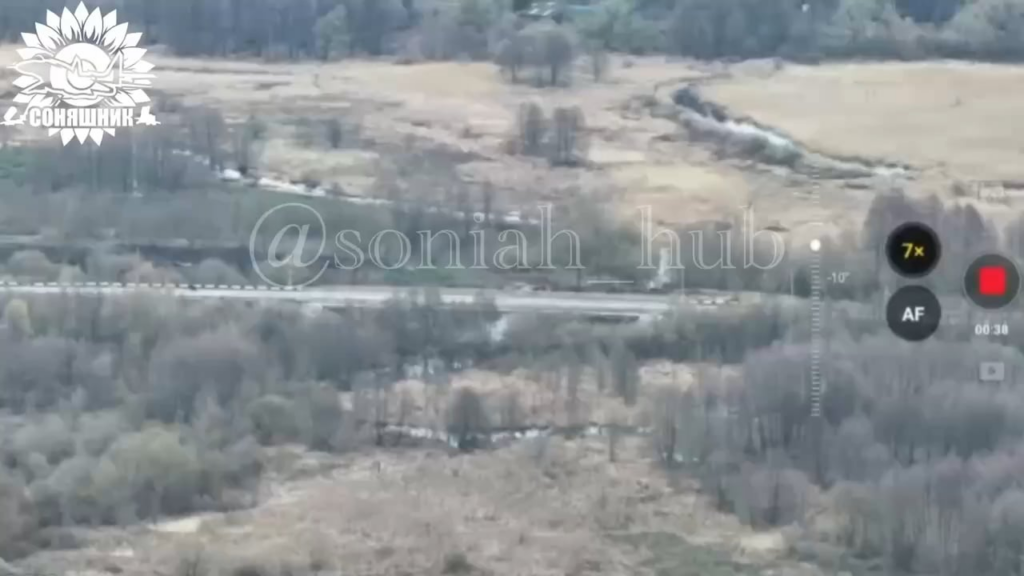 Die ukrainischen Streitkräfte starteten einen MiG-29-Luftangriff auf einer Brücke in der Region Bryansk unter Verwendung einer geführten französischen Aasm-Hammer-Luftbombe. April 2025.