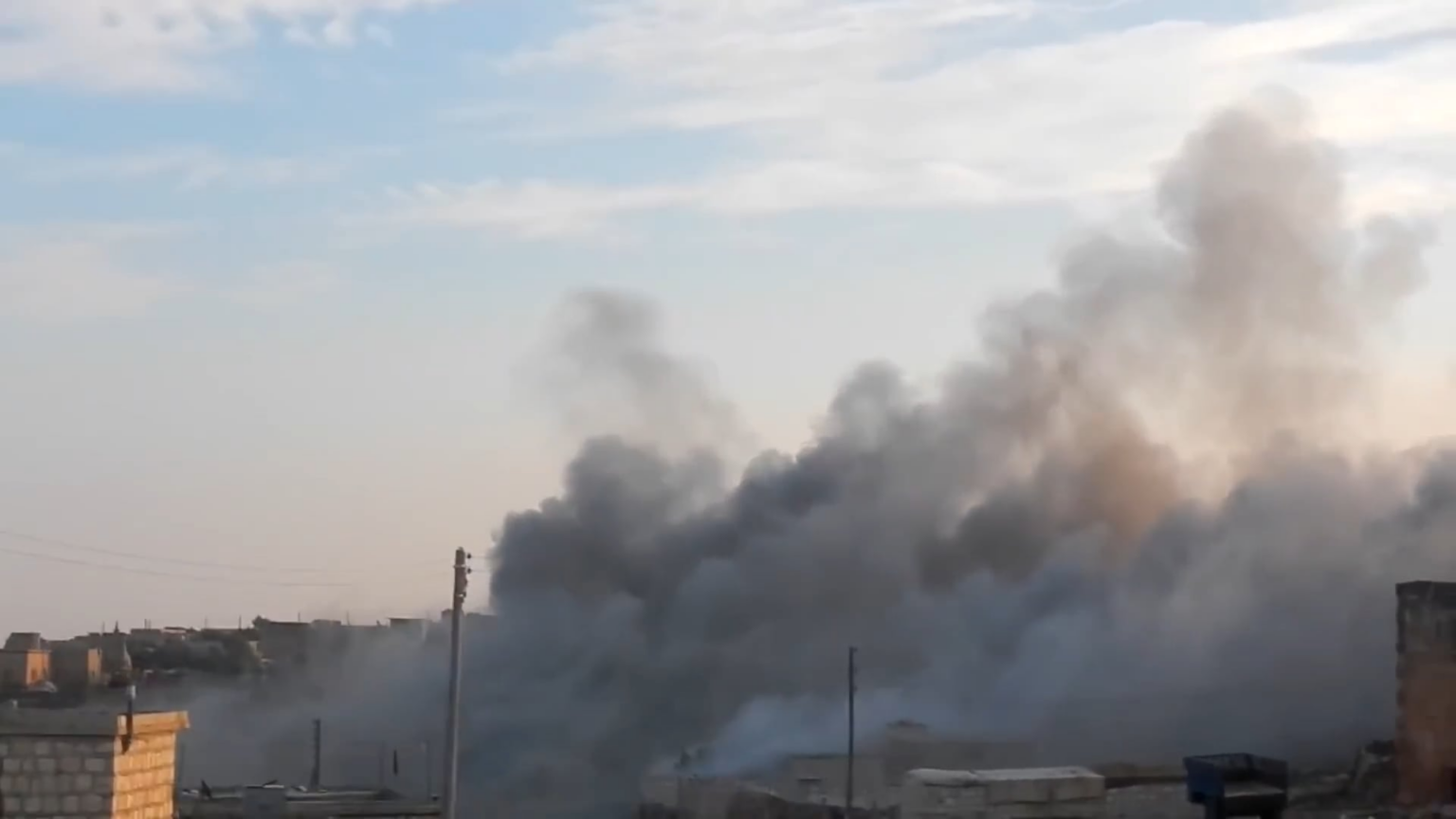 Früher Syaaf Air Chaach über opposition kontrollierte Nachbarschaft in Marrat al -Numan, Idlib - 21.11.2012