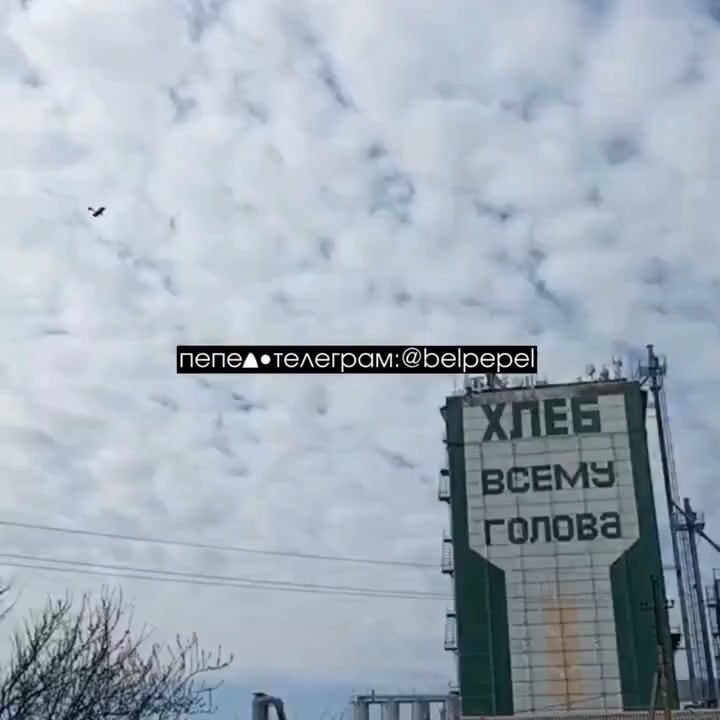 Die ukrainische Drohne trifft die Installation von EW und Commnucations in einem Getreideaufzug im Dorf Bessonovka, Bezirk Belgorod, Russland.