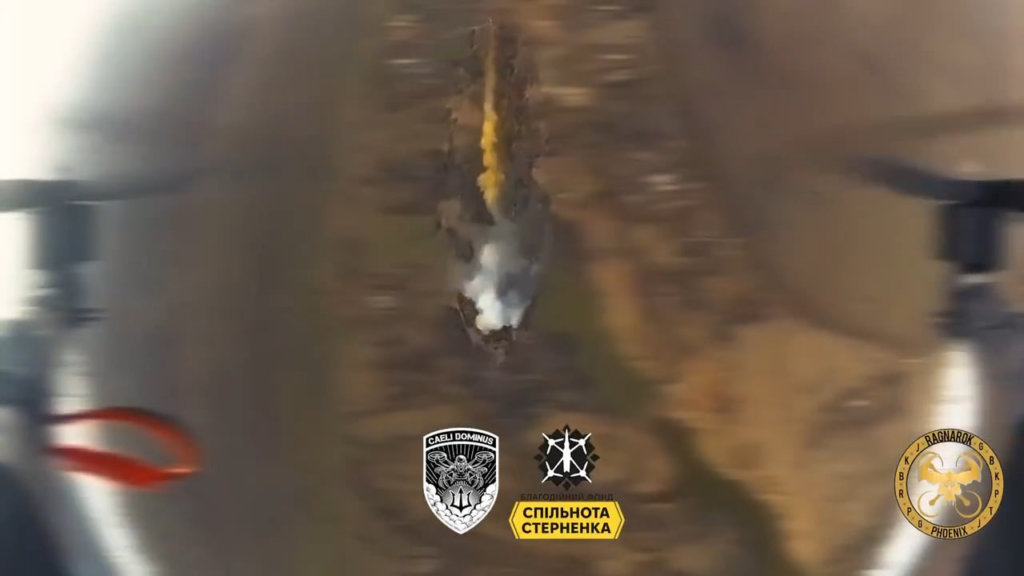 Ukrainische FPV -Drohnen, die russische Molniya -Kamikaze -Drohnen herausnehmen, umfasst Filmmaterial der Abschnitte, die von einer anderen Drohne erfasst wurden