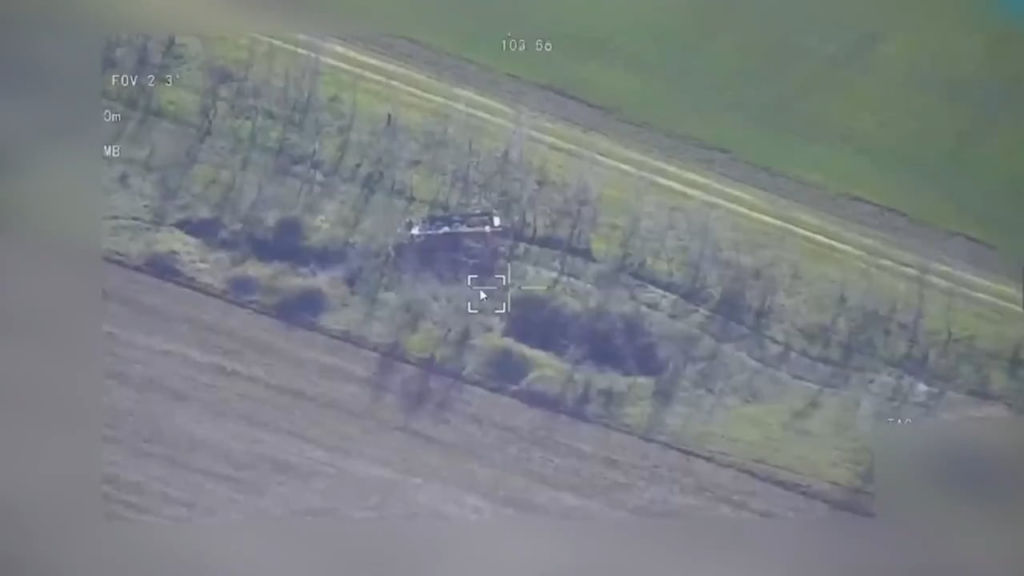 Drohnenbetreiber greifen zwei russische "Borisoglebsk 2" MT-LBU-Bodenfahrzeug-montierte, multifunktionale elektronische Kriegssysteme im südlichen Teil der Ukraine an.