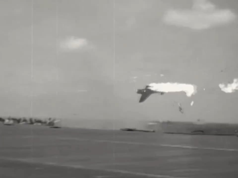 Japanischer Nakajima B6N Tenzan Torpedo Bomber, der durch Flugabwehrfeuer von USS Yorktown (CV-10) vor dem Kwajalein-Atoll am 4. Dezember 1943 abgeschossen wurde