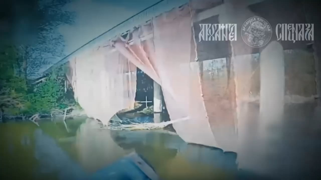 Blasen Sie eine abgebaute Brücke über den Psyol River mit einer FPV -Drohne "KVN" im Gebiet der Siedlung von Velikaya Rybitsa, Sumy Region