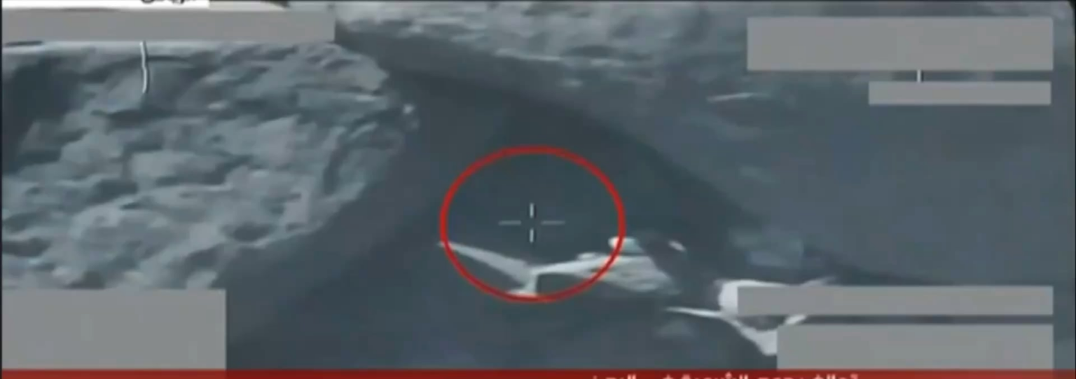 Houthis, der sich zwischen Felsen versteckt, werden vom saudischen Luftwaffen -Jemen - Saada - gezielt.
