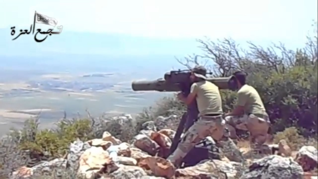 Opposition BGM -71 TOW -Team schlägt eine syrische Armee BMP - JISR ASHUGHUR, IDLIB - 17.05.2015