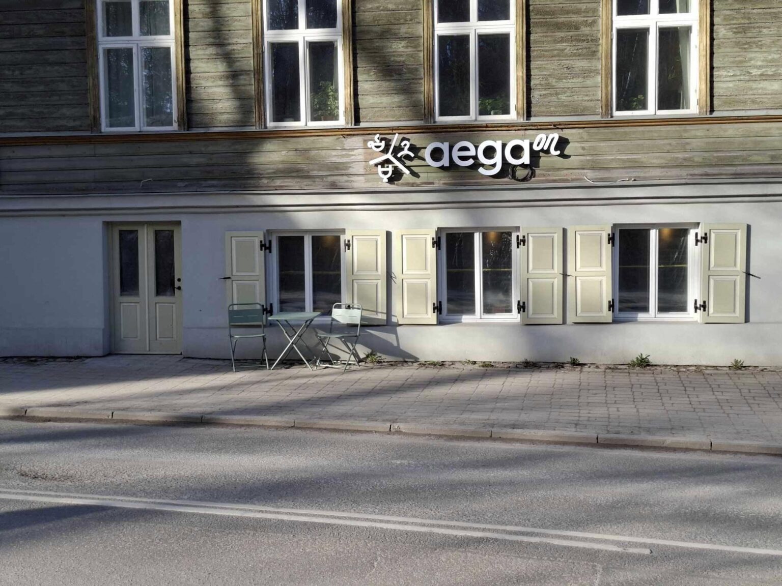 In Tartu kommt der „Toome Store“ (dh, der relativ kurz seine Türen geschlossen hat) in das Café-Shop „Time is“. Das mag .. „Lass uns eine Hütte machen“ ..? Es war einmal, dass die Tiigi Street auch eine Café -Bar „bei der Arbeit“ war und bis vor kurzem ein „Happy Coastal“ -Geale in derselben Straße gab. Woran erinnern Sie sich noch in den Restaurants oder Geschäften mit interessanten Namen? In Tartu kommt der "Toome Store" (dh, der relativ kurz seine Türen geschlossen hat) in das Café-Shop "Time is". Das mag .. "Lass uns eine Hütte machen" ..? Es war einmal, dass die Tiigi Street auch eine Café -Bar "bei der Arbeit" war und bis vor kurzem ein "Happy Coastal" -Geale in derselben Straße gab. Woran erinnern Sie sich noch in den Restaurants oder Geschäften mit interessanten Namen?