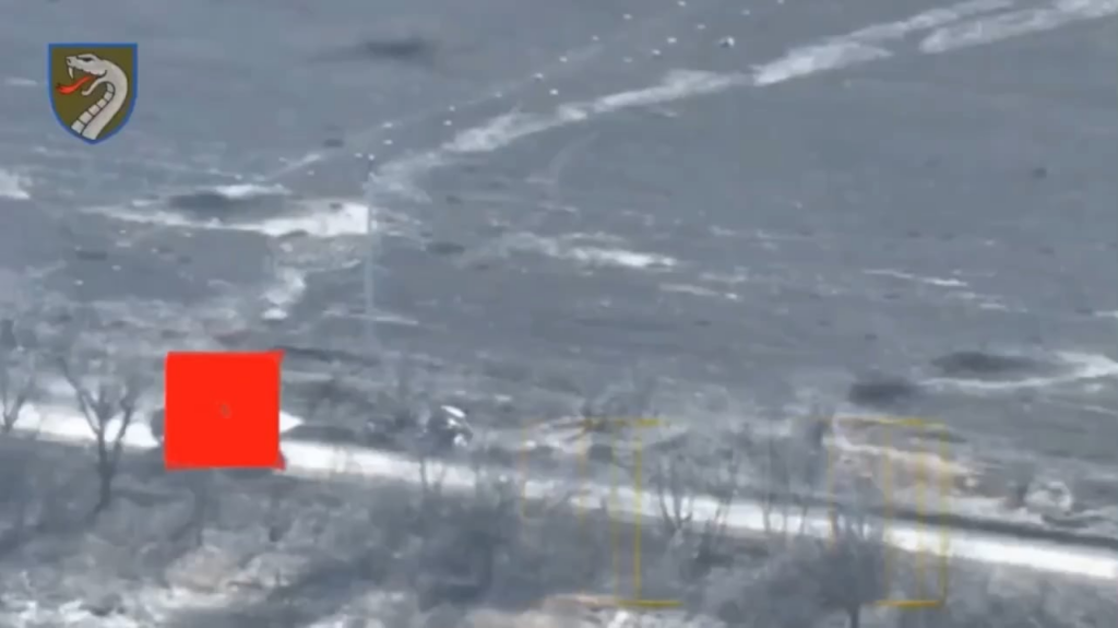 Drohnenaufnahmen eines russischen BMP, der Soldaten und Ausrüstung transportiert, die über einer ukrainischen Panzerabwehrmine fährt. Kursk Oblast.