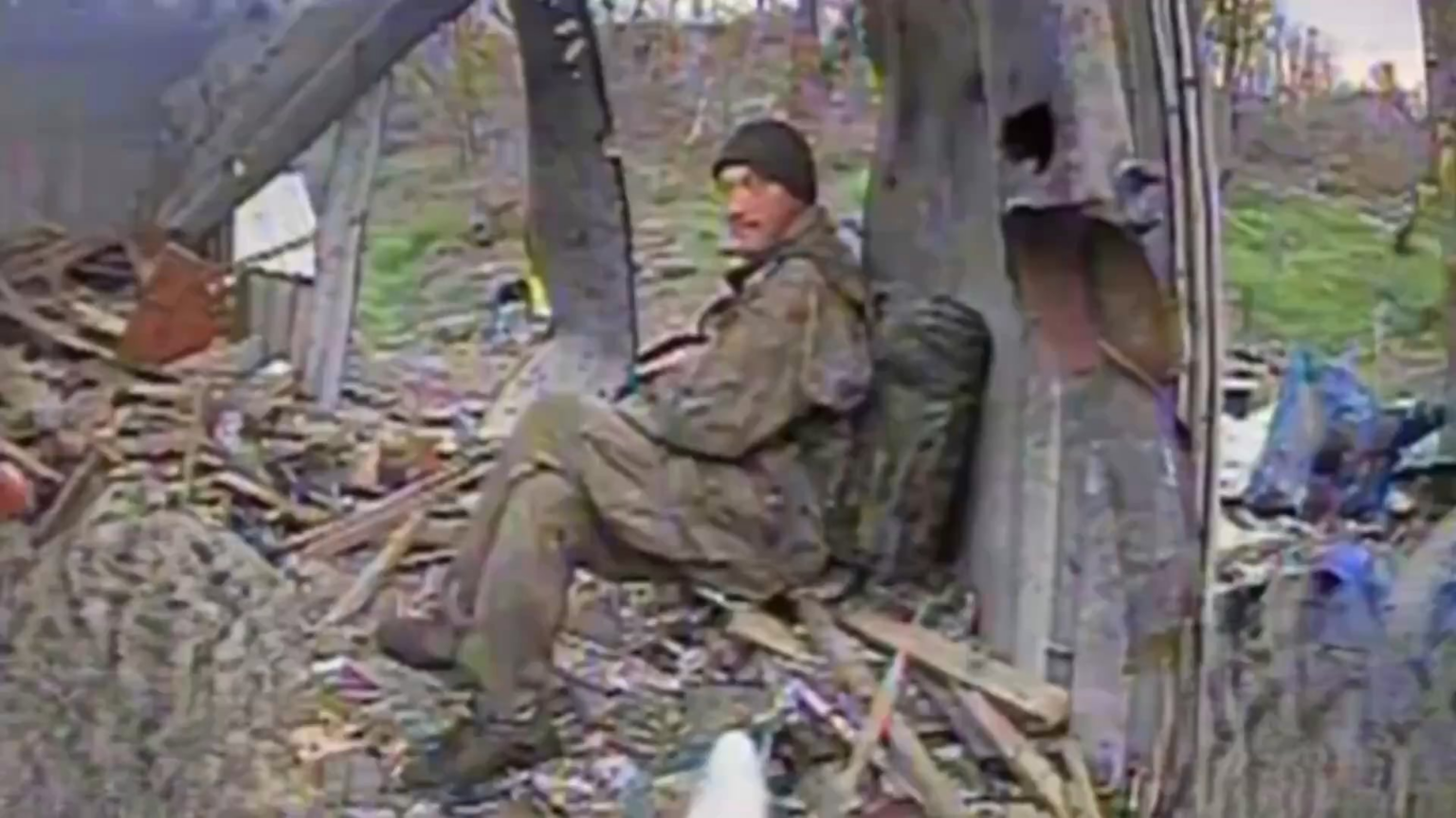 Der russische Soldat sitzt und wartet darauf, dass die ukrainische Drohne ihn bekommt (Pokrovsk -Richtung)