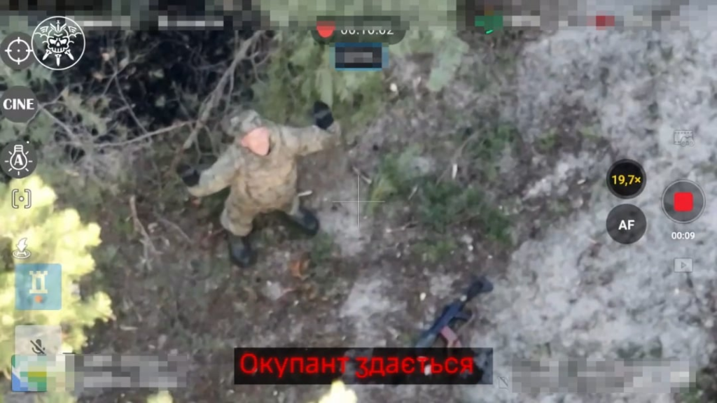 Eine ukrainische Drohne der UAV -Streikfirma der 77. Luftmobilbrigade führt einen russischen Soldaten nach ukrainischen Linien, um als POW erobert zu werden. Kupyansk Anweisung (veröffentlicht am 26. April 2025)