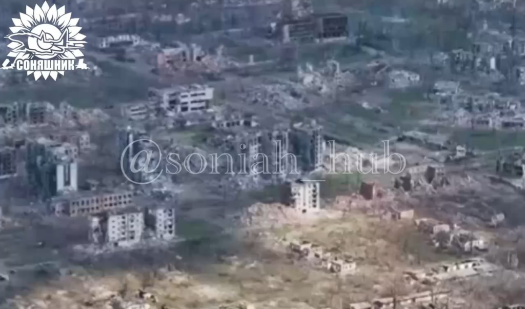 Die ukrainischen Streitkräfte führten einen Luftangriff von SU-27 mit einer geführten amerikanischen GBU-62-Luftbombe in einem Gebäude mit einer russischen Sturmgruppe durch. April 2025, Region Donezk, Stadt Toretsk.