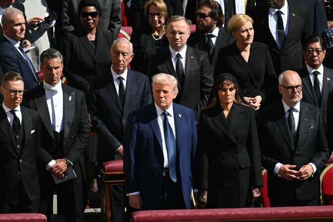 Präsident Karis beobachtet die Beerdigung neben dem US -Präsidentenpaar
