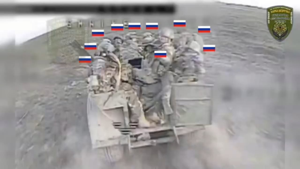 Ein ukrainischer FPV -Pilotanfälle greift ein Fahrzeug an, das russische Soldaten an die Front transportiert.