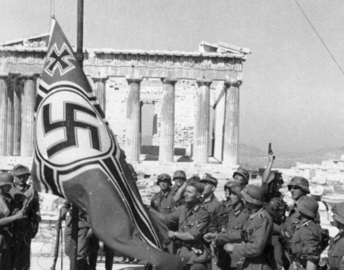 Die Besetzung von Athen durch die Nazis und die ersten Einschränkungen - der Schritt