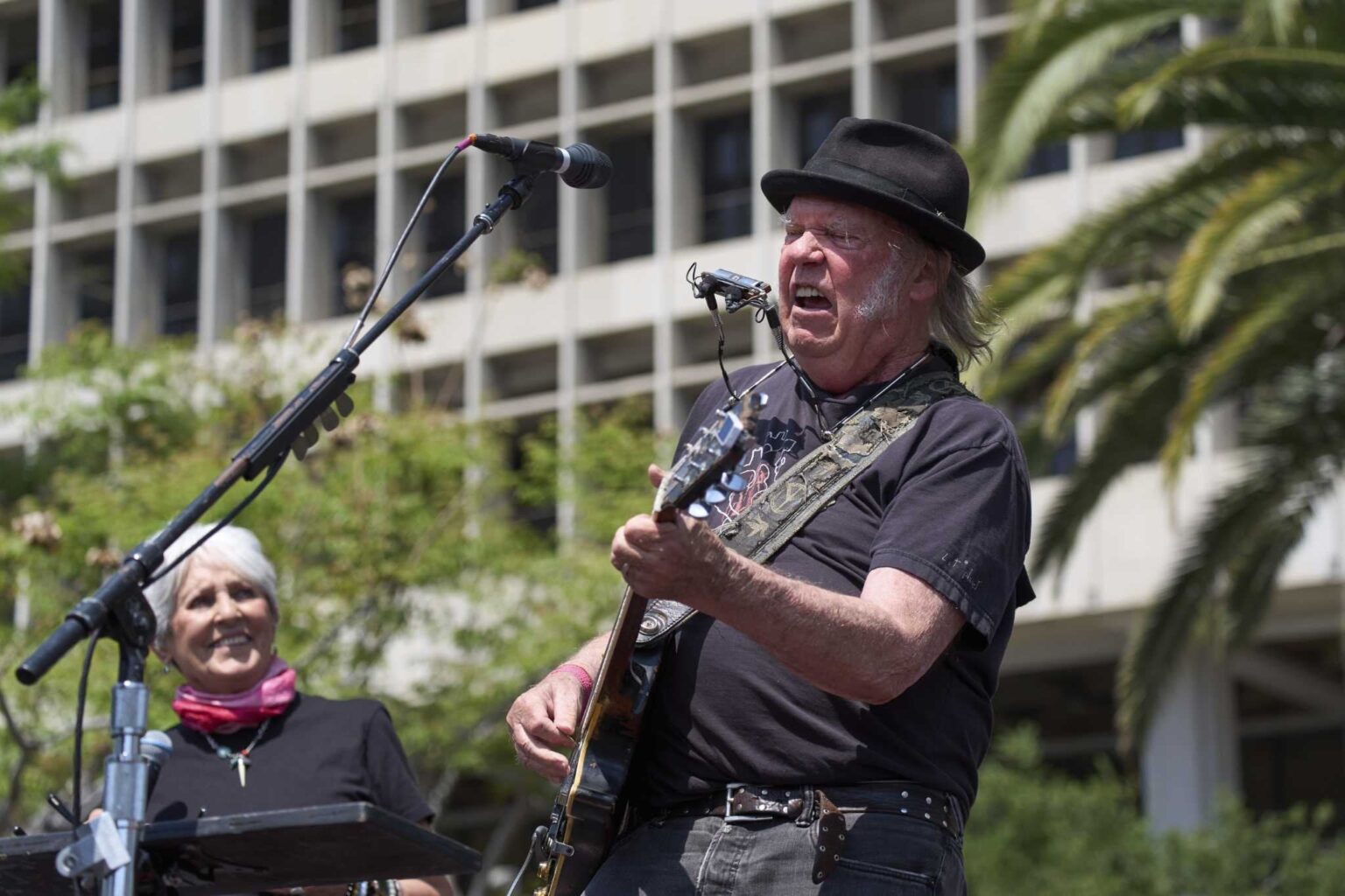 "Wenn Sie ein Faschist sind, holen Sie sich einen Tesla": Neil Young Targets Elon Musk in New Song