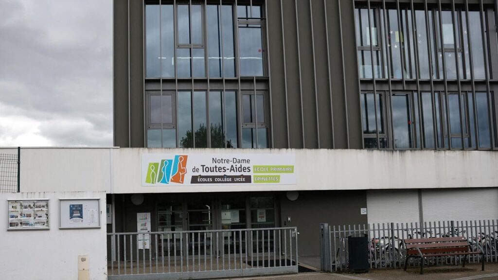 Nantes Messerangriff: Was das „Manifest“ an alle Schüler der Highschool gesendet hat, enthält Justin P., dem Hauptverdächtigen Nantes Messerangriff: Was das "Manifest" an alle Schüler der Highschool gesendet hat, enthält Justin P., dem Hauptverdächtigen