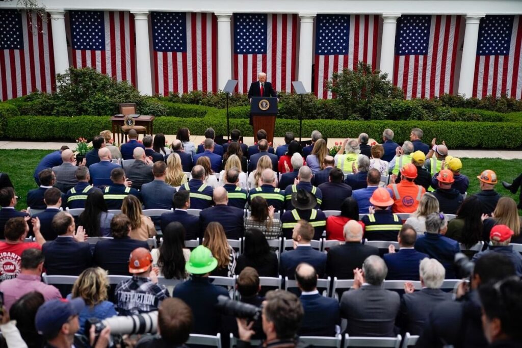 Trump ziert alle