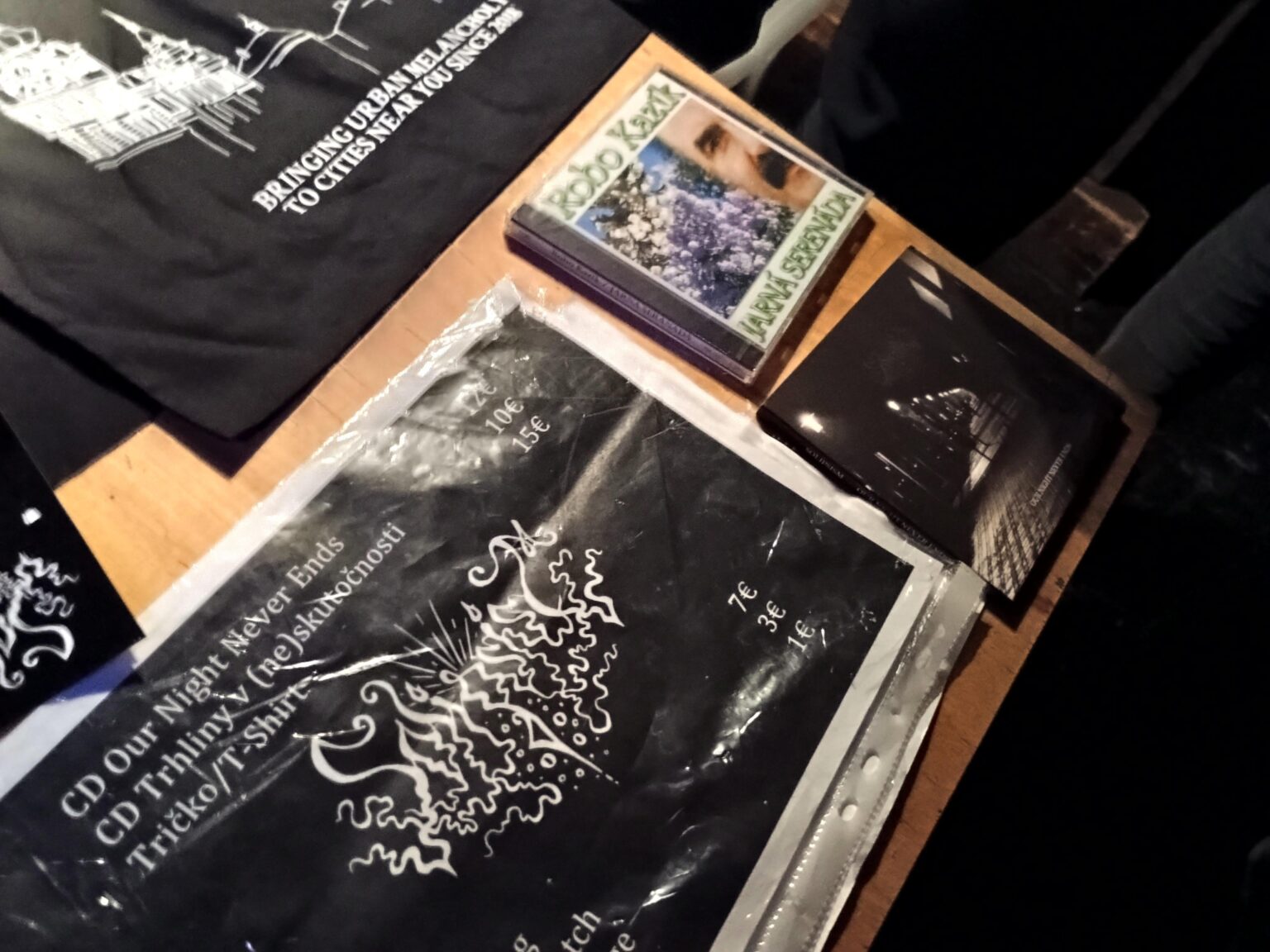 Die Black Metal Group verkauft Rob Kazik im Merch -Stand