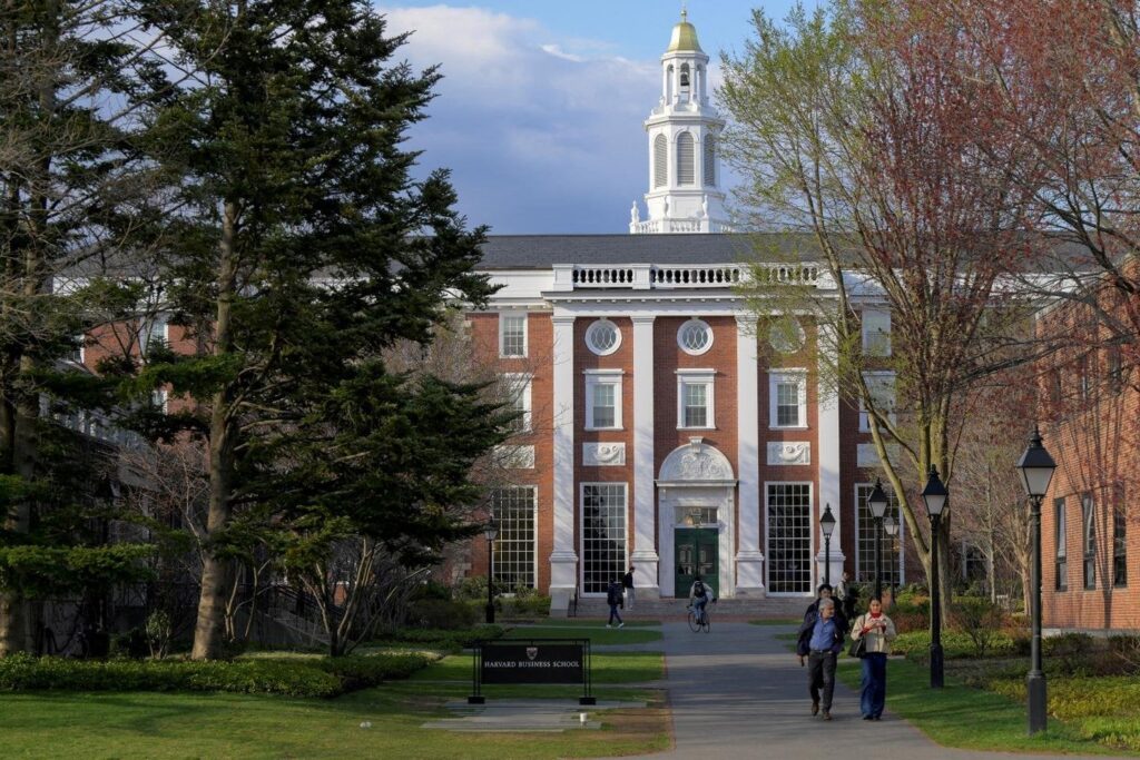 Harvard greift die Trump -Administration für das Einfrieren des Einfrierens der Subvention an