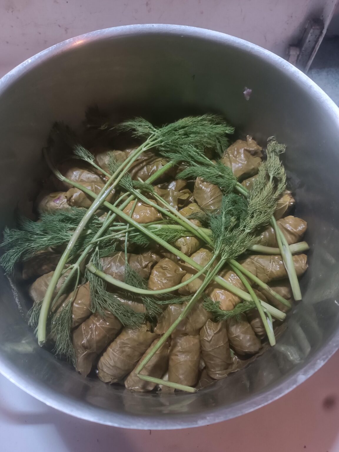 Ich wickle Dolmades ein.