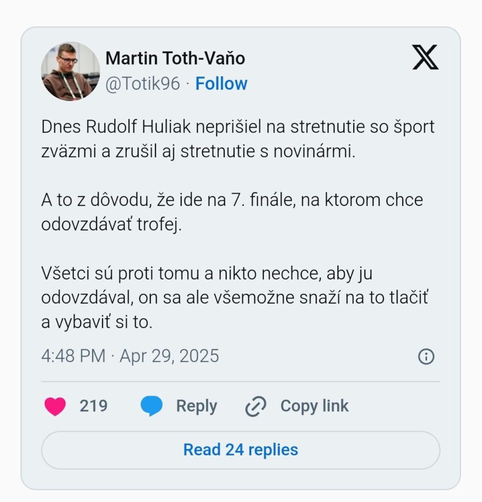 Sportminister Rudolf Huliak selbst nominierte für die Übergabe der Trophäe und der Medaillen nach dem Finale des Hockey -Extralages.