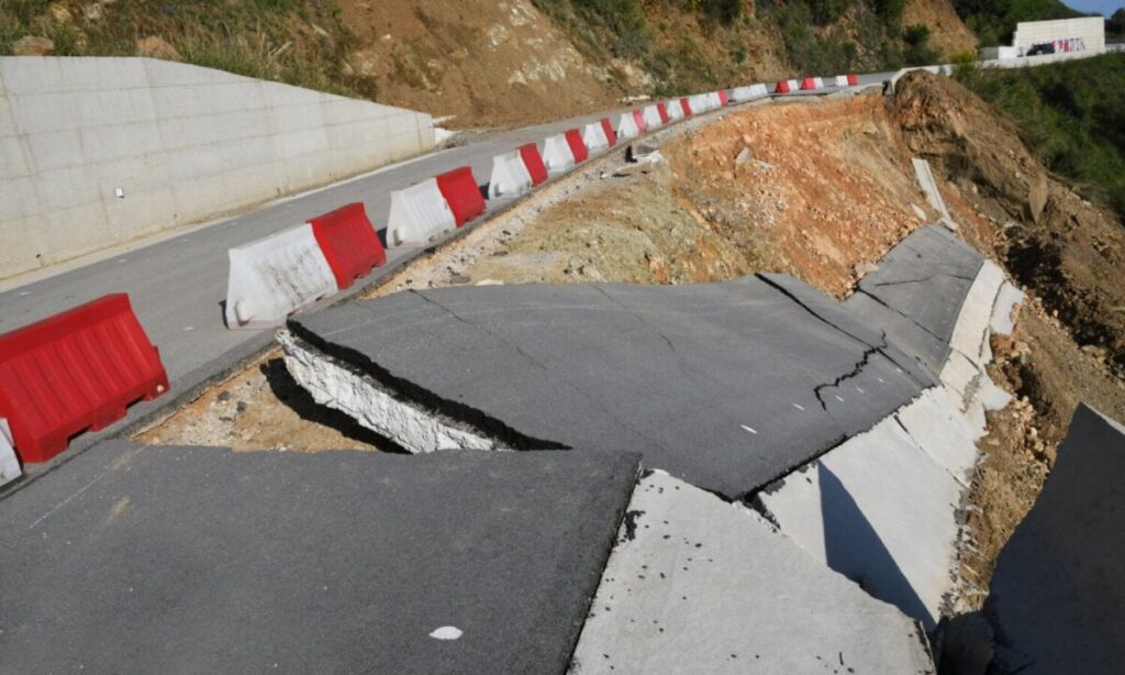 Larissa-Volos: Bevor sie veröffentlicht wurde, brach die Arbeit des Käufers für die neue Küstenstraße zusammen (Fotos)