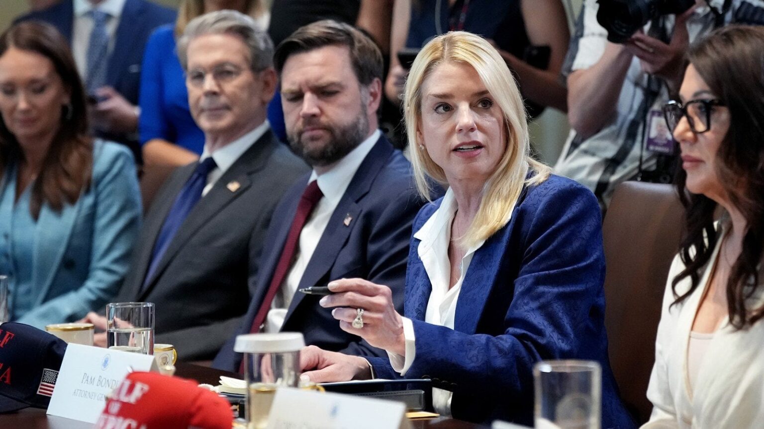 Pam Bondi schmeichelt Trump mit Behauptung, dass 75% Amerikas tot wären, wenn nicht für ihn