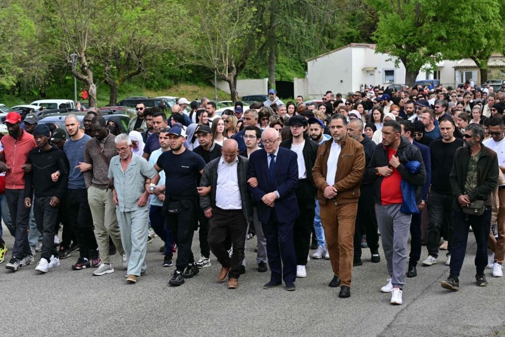 Gard: Der Mann, der am Freitag in einer Moschee einen Gläubigen in einer Moschee erstochen hat, ging zu einer Polizeistation in Italien Gard: Der Mann, der am Freitag in einer Moschee einen Gläubigen in einer Moschee erstochen hat, ging zu einer Polizeistation in Italien
