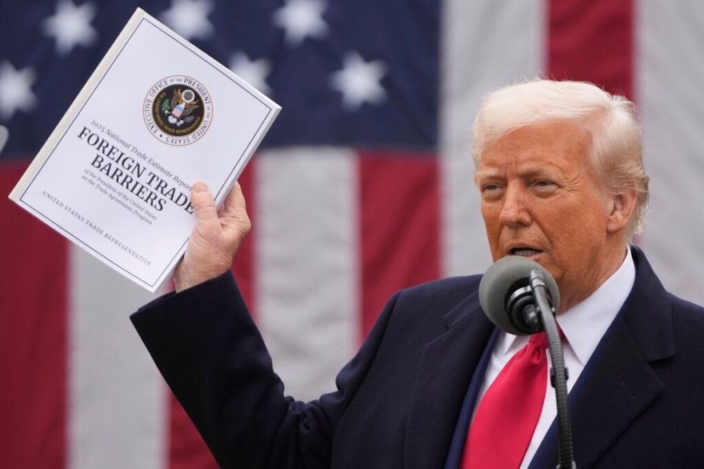 Trump behauptet, die US-Industrie als „wiedergeboren“, als er auf viel überzogene "Befreiungstag" umfassende Zölle auferlegt.