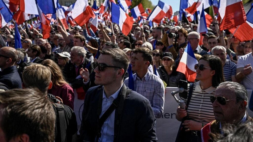 Verurteilung des Marine Le Pen: 7.000 Teilnehmer an der RN -Sitzung und 5.000 bei der Demonstration der Linken nach Angaben der Polizei Verurteilung des Marine Le Pen: 7.000 Teilnehmer an der RN -Sitzung und 5.000 bei der Demonstration der Linken nach Angaben der Polizei