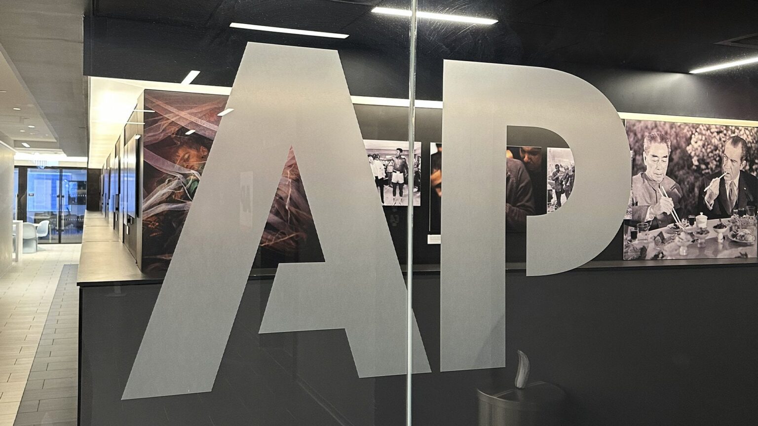 Das Weiße Haus verbietet der Associated Press den Zugang zum Oval Office, trotz der Entscheidung eines Richters Das Weiße Haus verbietet der Associated Press den Zugang zum Oval Office, trotz der Entscheidung eines Richters