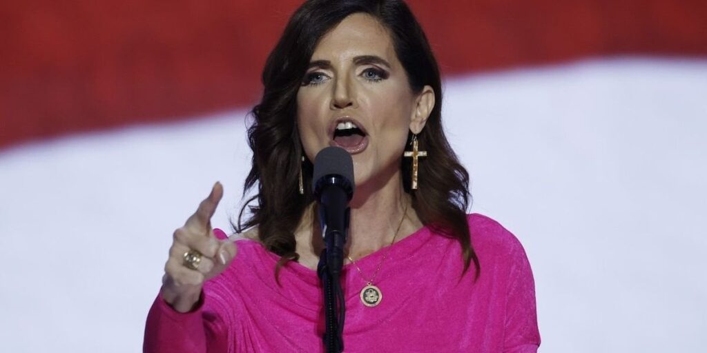Nancy Mace schreit ‚f ** k du!‘ Bei Man geht sie davon aus, dass sie schwul ist, weil sie ihr eine Frage in einem Ulta -Geschäft gestellt hat. Der republikanische Gesetzgeber, bekannt für ihre Transphobie, sagte, der Mann sei ‚ins Gesicht gekommen.‘ Ein Video, das sie gepostet hat, zeigt, dass er es nicht getan hat. Nancy Mace schreit 'f ** k du!' Bei Man geht sie davon aus, dass sie schwul ist, weil sie ihr eine Frage in einem Ulta -Geschäft gestellt hat. Der republikanische Gesetzgeber, bekannt für ihre Transphobie, sagte, der Mann sei 'ins Gesicht gekommen.' Ein Video, das sie gepostet hat, zeigt, dass er es nicht getan hat.