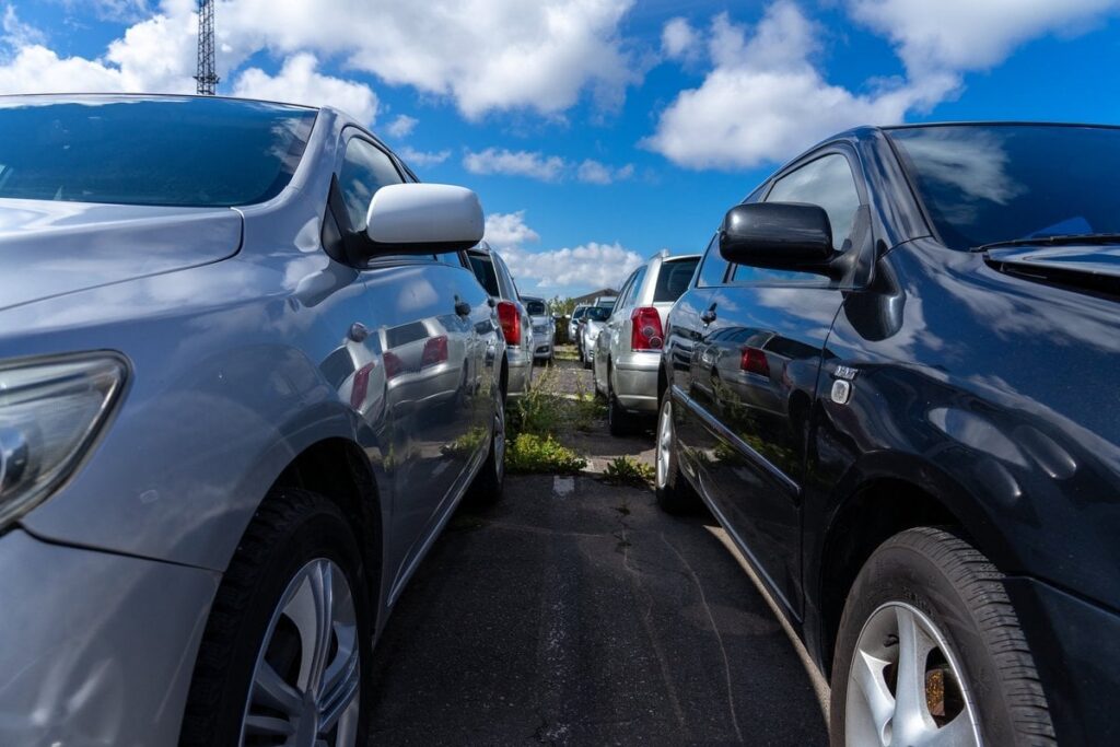 „Null! Keine Transaktionen!“ Der Verkauf von gebrauchten Autos flucht, Verkäufer drohen das Geschäft zu beenden. "Null! Keine Transaktionen!" Der Verkauf von gebrauchten Autos flucht, Verkäufer drohen das Geschäft zu beenden.