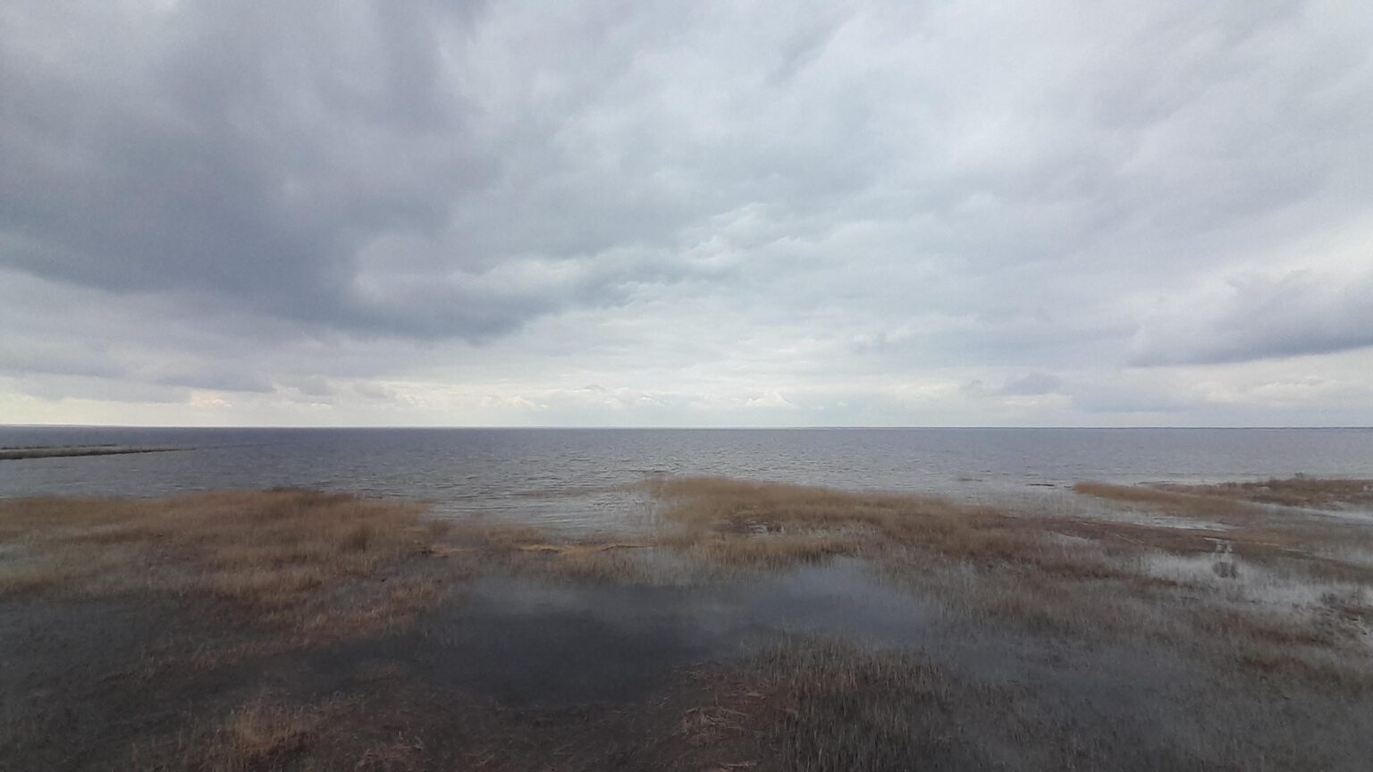 Võrtsjärv lädt noch nicht zum Schwimmen ein.