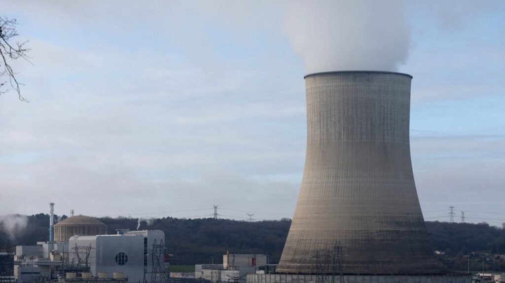 Frankreich produziert mehr Strom als es verbraucht und zwingt die Produzenten, ihren Überschuss zu exportieren Frankreich produziert mehr Strom als es verbraucht und zwingt die Produzenten, ihren Überschuss zu exportieren