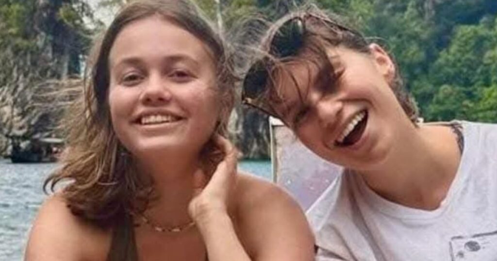 Jugendliche Mädchen wurden verhaftet und abgeschoben, während sie in Hawaii Rucksackpackungen haben