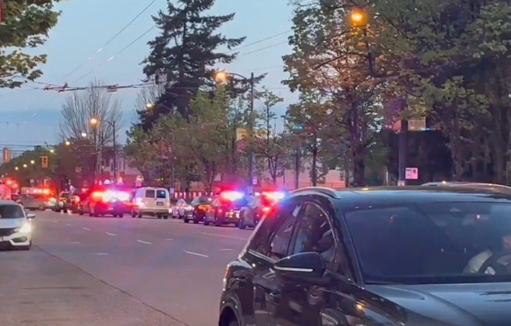 Kanadas: Viele tot und verwundet von einem Auto, das bei Vancouver Festivals auf eine Menge fiel Kanadas: Viele tot und verwundet von einem Auto, das bei Vancouver Festivals auf eine Menge fiel