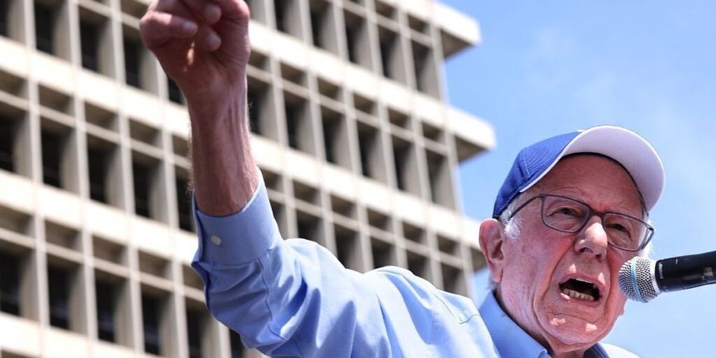 Laut Sanders handelt es sich bei Trump, dass der Richter in Wisconsin nur eine Sache betrifft: „Unbekannte Macht“ – „Lassen Sie uns klar sein. Trumps Verhaftung von Richter Dugan in Milwaukee hat nichts mit Einwanderung zu tun. Es hat alles damit zu tun, dieses Land in Richtung Autoritarismus zu bewegen.“ Laut Sanders handelt es sich bei Trump, dass der Richter in Wisconsin nur eine Sache betrifft: "Unbekannte Macht" - "Lassen Sie uns klar sein. Trumps Verhaftung von Richter Dugan in Milwaukee hat nichts mit Einwanderung zu tun. Es hat alles damit zu tun, dieses Land in Richtung Autoritarismus zu bewegen."