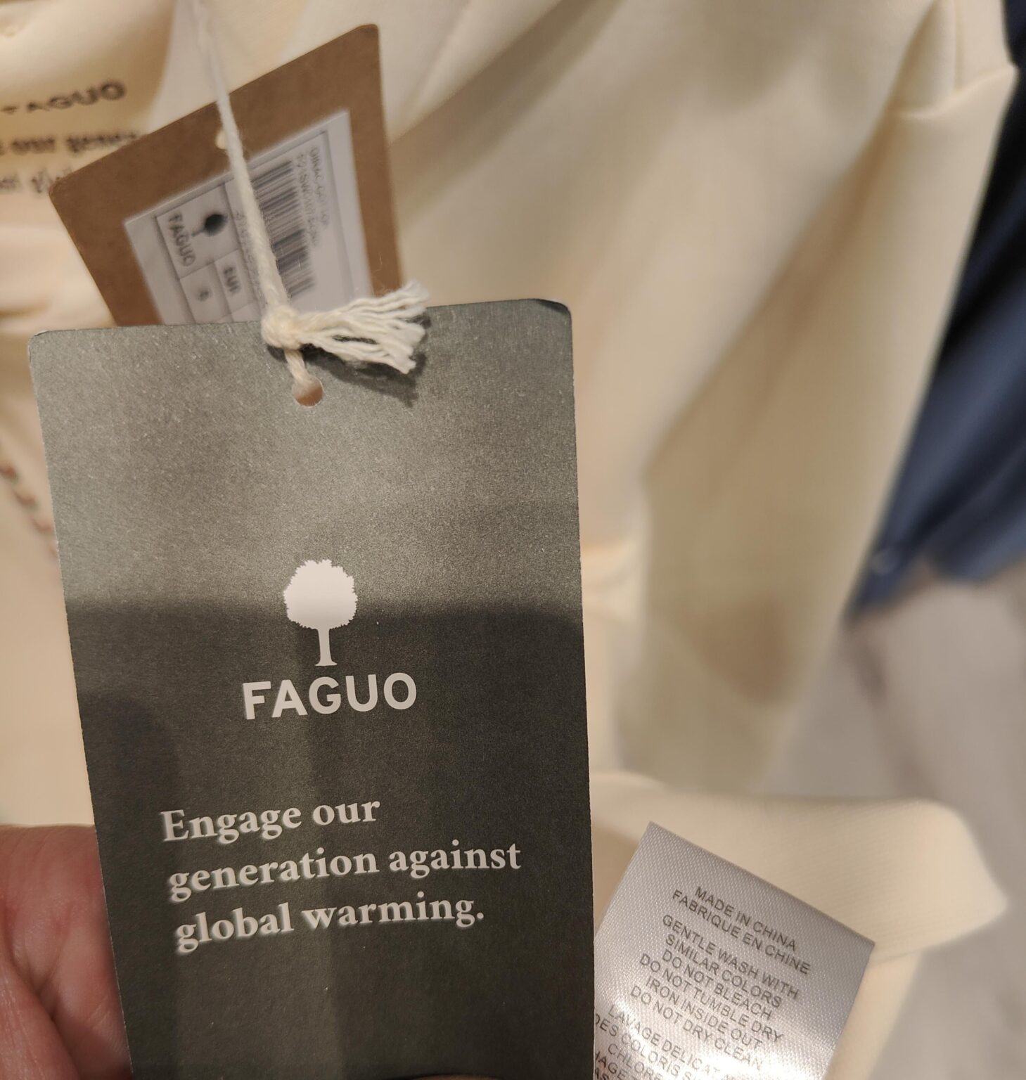 Diese Kleidungsmarke macht das ganze Branding beim Kampf gegen die globale Erwärmung, macht sie aber ... in China